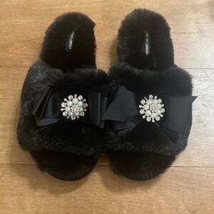 PRETTY YOU LONDON SLIPPERS SIZE MEDIUM